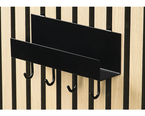 Schwarze Hängeaufbewahrung mit Ablage und Haken an einer Lamellenwand