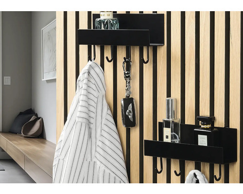 Wandgarderobe mit Ablagefächern und Haken für Jacken, Schlüssel und Dekoration an einer Holzwand