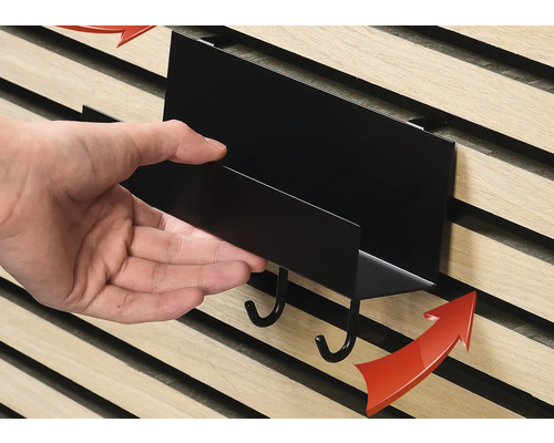 Schwarzer Wandorganizer mit Haken zur Montage an einer Wandpaneele.