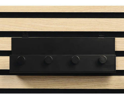 Schwarze Hakenleiste mit vier Haken vor einer Holzpaneelwand