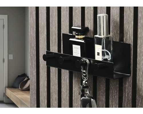 Schwarze Wandgarderobe mit Ablage für Schlüssel und Dekoration