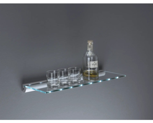Étagère en verre avec trois verres et une bouteille