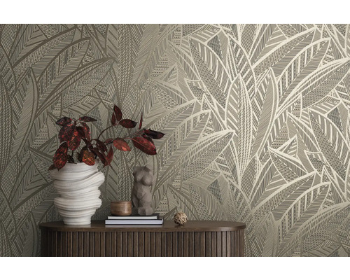 Intérieur décoratif avec papier peint à motifs et plantes sur une armoire en bois