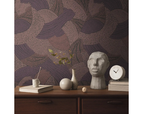 Raumansicht mit gemusterter Tapete, Kommode und Dekorationsgegenständen