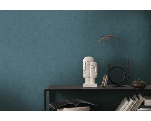 Intérieur avec mur vert foncé et console avec objets de décoration