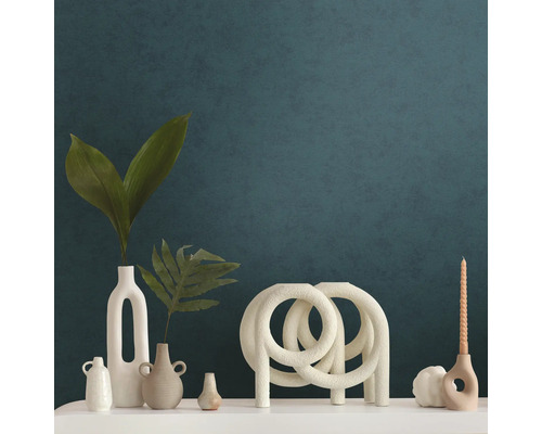 Vases décoratifs et bougeoirs sur une étagère