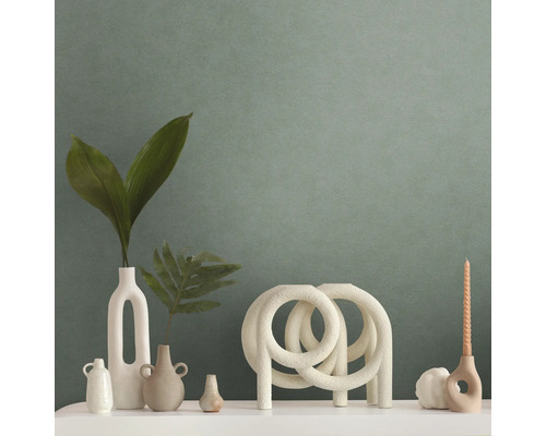 Vases décoratifs et bougeoirs sur une étagère