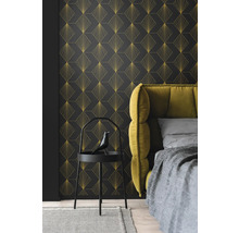 Chambre à coucher avec papier peint à motifs, lit et table d''appoint