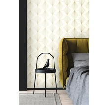 Chambre à coucher avec papier peint à motifs, lit et table d''appoint