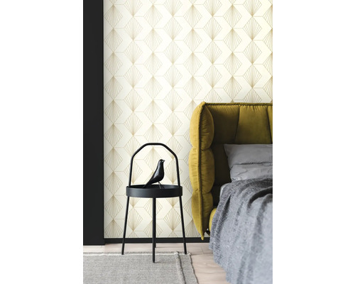 Schlafzimmer mit gemusterten Tapeten, Bett und Beistelltisch