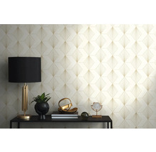 Pièce décorative avec papier peint à motifs, lampe et table