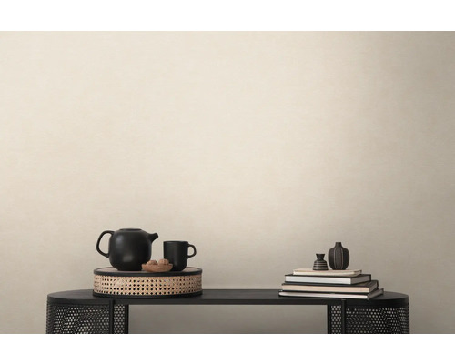 Dekoratives Stillleben auf einem Tisch mit Teekanne, Tasse, Schale, Büchern und Vasen