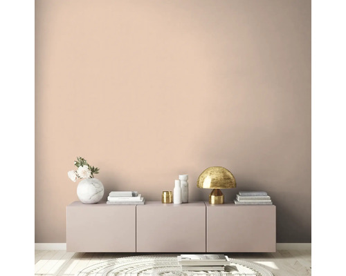 Helles Wohnzimmer mit Kommode, Lampe und Dekoration
