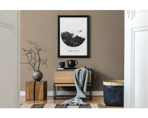 Dekoratives Wohnzimmer mit Kommode, Bild, Teekanne und Wohnaccessoires