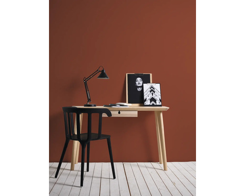 Arbeitszimmer mit Schreibtisch, Lampe, Stuhl und Dekoration