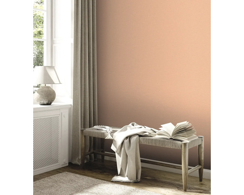 Dekorative Wandgestaltung mit Unitapete in einem hellen Raum.