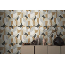 Scène avec papier peint à motifs, commode et décoration