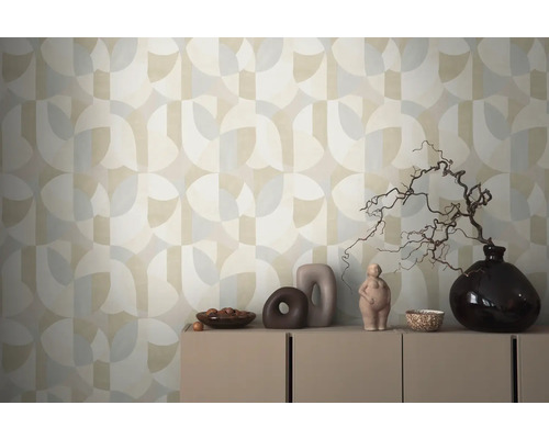 Pièce avec papier peint géométrique, commode et objets décoratifs