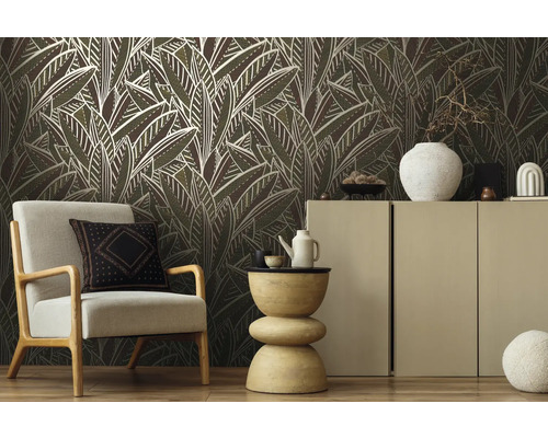 Salon avec fauteuil, commode et papier peint à motif de feuilles