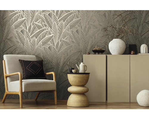 Salon avec papier peint à motif de feuilles, fauteuil et décoration