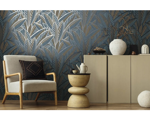 Dekoratives Wohnzimmer mit gemusterter Tapete, Sessel und Beistelltisch