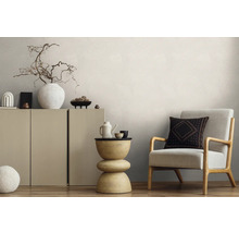 Salon avec commode, table d''appoint et fauteuil