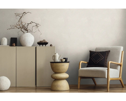 Wohnzimmer mit Kommode, Beistelltisch und Sessel