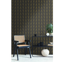 Scène avec papier peint à motifs, une chaise et une étagère