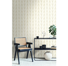 Scène d''intérieur avec papier peint à motifs, chaise et étagère