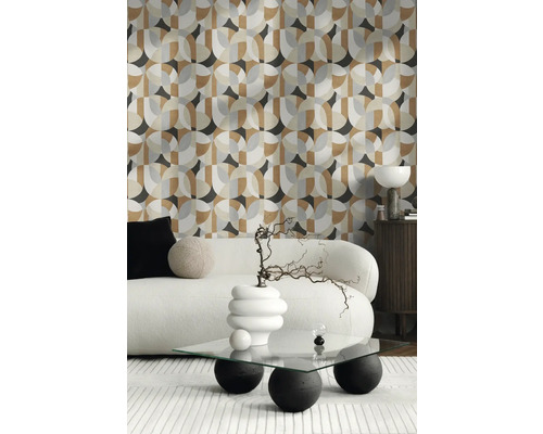 Wohnzimmer mit grafischer Tapete, Sofa und Couchtisch