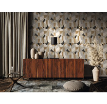 Salon avec papier peint à motifs, buffet et éléments décoratifs pour un aménagement intérieur élégant
