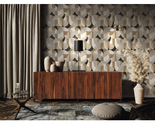 Wohnzimmer mit gemusterter Tapete, Sideboard und dekorativen Elementen für eine stilvolle Raumgestaltung