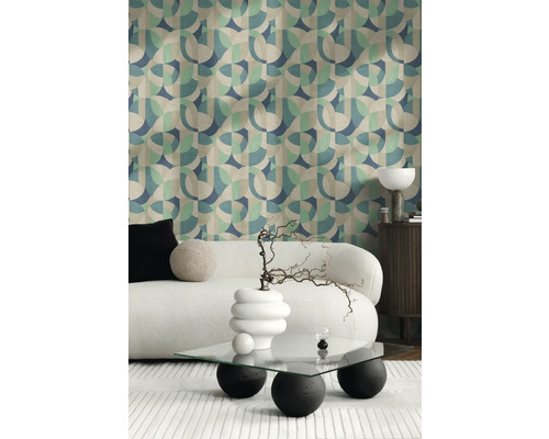 Salon avec papier peint rétro, canapé et table basse