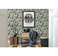 Exemple d''aménagement avec papier peint géométrique, table d''appoint et accessoires de décoration pour une maison élégante.
