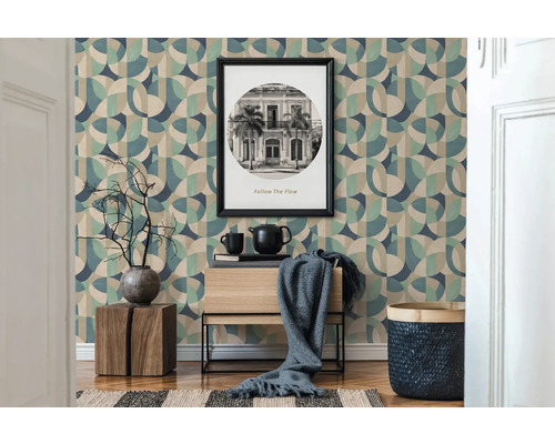 Exemple d''aménagement avec papier peint géométrique, table d''appoint et accessoires de décoration pour une maison élégante.