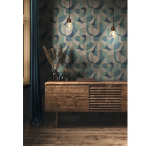 Salon avec papier peint à motifs, suspensions et commode en bois