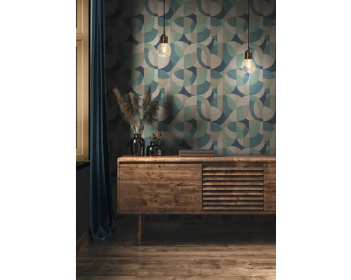 Salon avec papier peint à motifs, suspensions et commode en bois