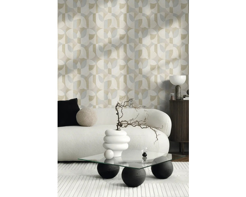 Salon avec papier peint géométrique, canapé et table basse