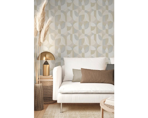 Salon avec papier peint graphique, canapé, lampe de table et décoration