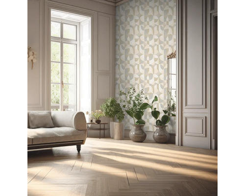 Salon lumineux avec papier peint géométrique, canapé et plantes