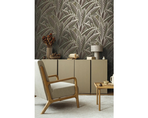 Idée d''aménagement avec papier peint intissé à motif floral, fauteuil et buffet