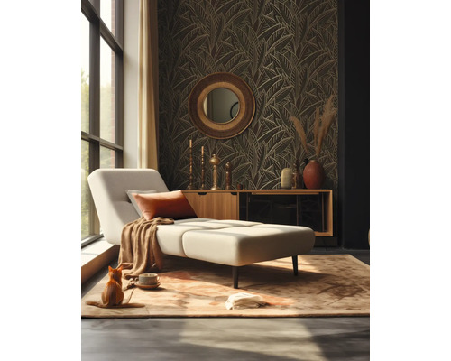 Salon lumineux avec chaise longue, tapis et papier peint à motifs