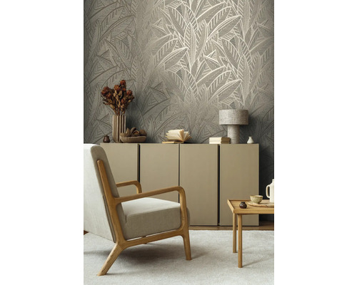 Salon avec papier peint à motifs de feuilles, fauteuil, commode et table d''appoint