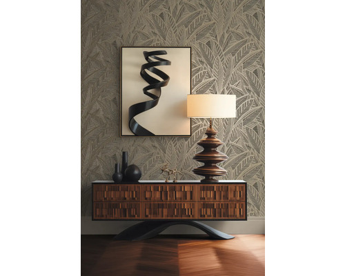 Pièce décorative avec commode, lampe, œuvre d''art et papier peint à motifs