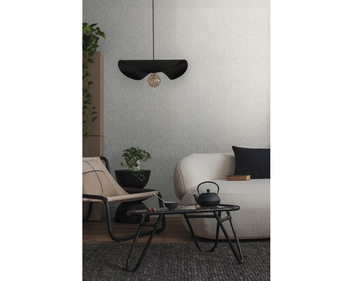Wohnzimmer mit Sofa, Sessel, Tisch und Hängelampe