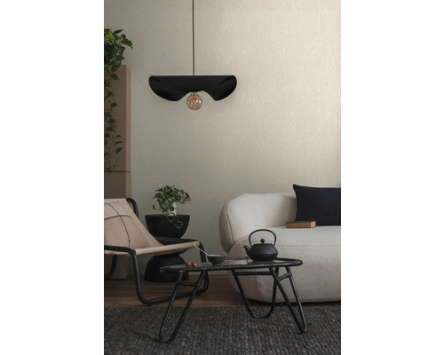 Wohnzimmer mit moderner Lampe, Sofa und Dekoration