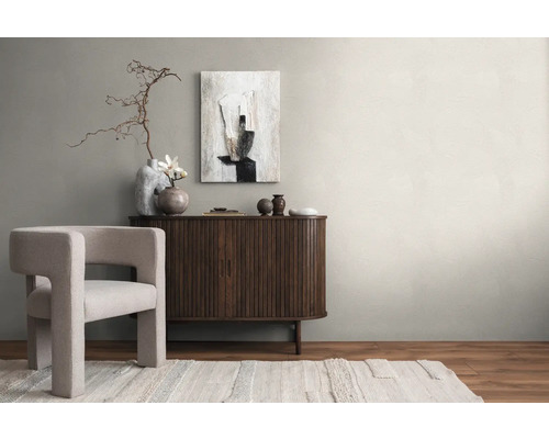 Helles Wohnzimmer mit Sessel, Sideboard, abstrakter Kunst und Dekorationen