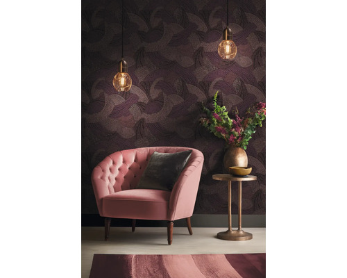 Wohnzimmer mit Sessel, Beistelltisch, Pendelleuchten und gemusterter Tapete