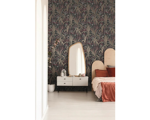 Schlafzimmer mit gemusterter Tapete, Kommode und Spiegel