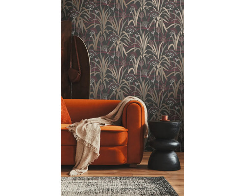 Dekoratives Wohnzimmer mit floraler Tapete, Sofa und Beistelltisch